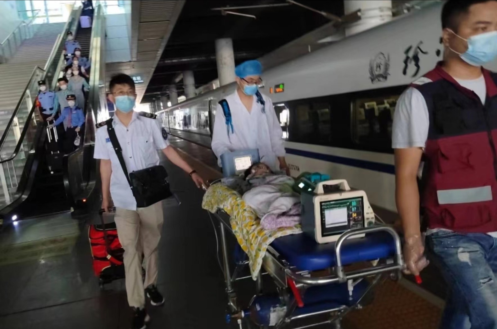 德钦县高铁转运公司